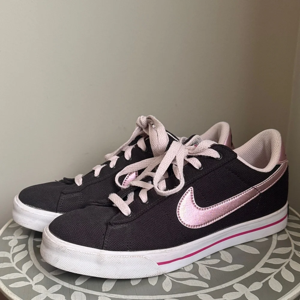Nike Women's Black and Light Pink Sneakers sz 9 - Picture 1 of 9